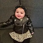 Visage, Head, Comfort, Sleeve, Jacket, Flash Photography, Bois, Arbre, Baby & Toddler Clothing, Bambin, Sourire, Plante, Poil, Baby, Enfant, Assis, Fun, Leather, Room, Personne, Joy, Headwear