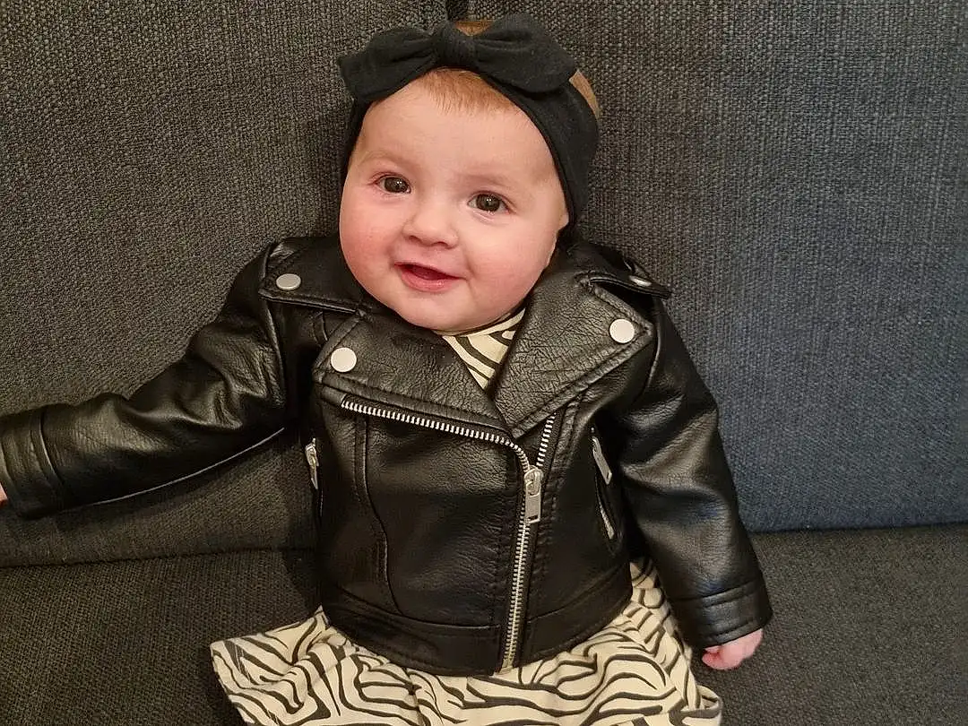 Visage, Head, Comfort, Sleeve, Jacket, Flash Photography, Bois, Arbre, Baby & Toddler Clothing, Bambin, Sourire, Plante, Poil, Baby, Enfant, Assis, Fun, Leather, Room, Personne, Joy, Headwear