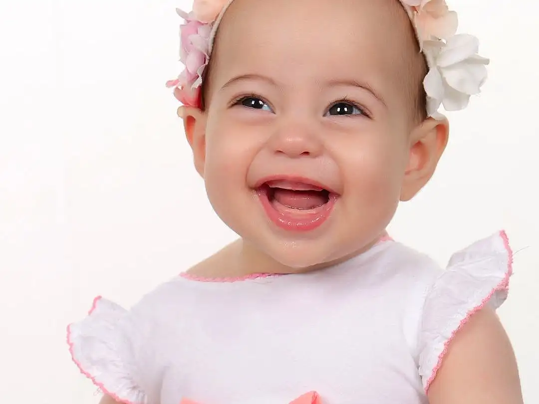 Clothing, Visage, Sourire, Joue, Peau, Head, Lip, Chin, Coiffure, Yeux, Facial Expression, Blanc, Dress, Baby & Toddler Clothing, Textile, Happy, Baby, Sleeve, Debout, Personne, Joy