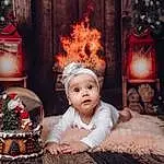 Fenêtre, Lighting, Flash Photography, Dress, Red, Baby & Toddler Clothing, Picture Frame, Bois, Lamp, Chapi Chapo, Baby, Bambin, Christmas Decoration, Event, Happy, Noël, Christmas Eve, Holiday, Arbre, Living Room, Personne, Surprise, Headwear