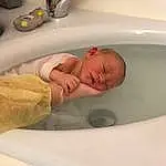 Head, Bathtub, Plumbing Fixture, Blanc, Bathroom, Comfort, Fluid, Eau, Bathing, Plumbing, Bambin, Baby, Linens, Tap, Room, Baby Products, Enfant, Baby Safety, Personne
