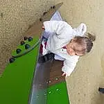 Bambin, Leisure, Road Surface, Asphalt, Recreation, Fun, City, Herbe, Enfant, Aire de jeux, Outdoor Play Equipment, Paint, Play, Concrete, Sidewalk, Shadow, Visual Arts, People In Nature, Personne