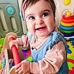 Sourire, Peau, Photograph, Baby Playing With Toys, Happy, Baby & Toddler Clothing, Yellow, Bambin, Rose, Finger, Baby, Enfant, People, Fun, Leisure, Baby Products, Play, T-shirt, Jouets, Personne, Joy