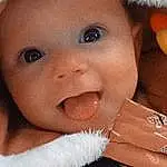 Nez, Joue, Peau, Sourire, Head, Lip, Chin, Eyebrow, Yeux, Facial Expression, Mouth, Eyelash, Iris, Baby, Gesture, Happy, Finger, Baby & Toddler Clothing, Personne