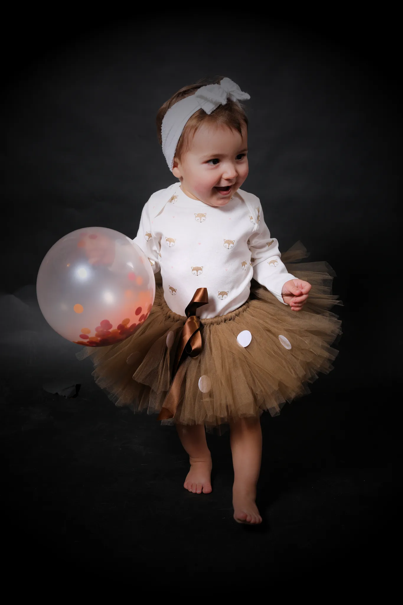 Human Body, Flash Photography, Baby & Toddler Clothing, Sleeve, Dress, Gesture, Happy, Sourire, Balloon, Baballe, Chapi Chapo, Bambin, Baby, Event, Darkness, Formal Wear, Day Dress, Fun, Party Supply, Foot, Personne