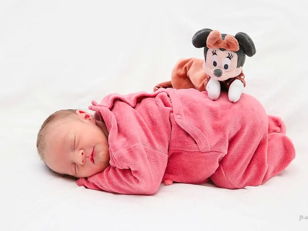 Peau, Comfort, Gesture, Teddy Bear, Rose, Baby & Toddler Clothing, Happy, Jouets, Baby, Bambin, Font, Stuffed Toy, Enfant, Magenta, Baby Sleeping, Assis, Peluches, Linens, Poil, Personne