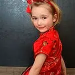 Visage, Hair, Peau, Head, Lip, Chin, Coiffure, Sourire, Yeux, Neck, Flash Photography, Fashion, Textile, Sleeve, Dress, Rose, Baby & Toddler Clothing, Red, Day Dress, Happy, Personne, Joy
