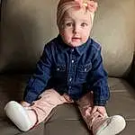 Joue, Joint, Peau, Yeux, Jambe, Comfort, Sleeve, Baby & Toddler Clothing, Knee, Flash Photography, Collar, Finger, Bambin, Dress Shirt, Thigh, Human Leg, Assis, Sock, Tie, Baby, Personne