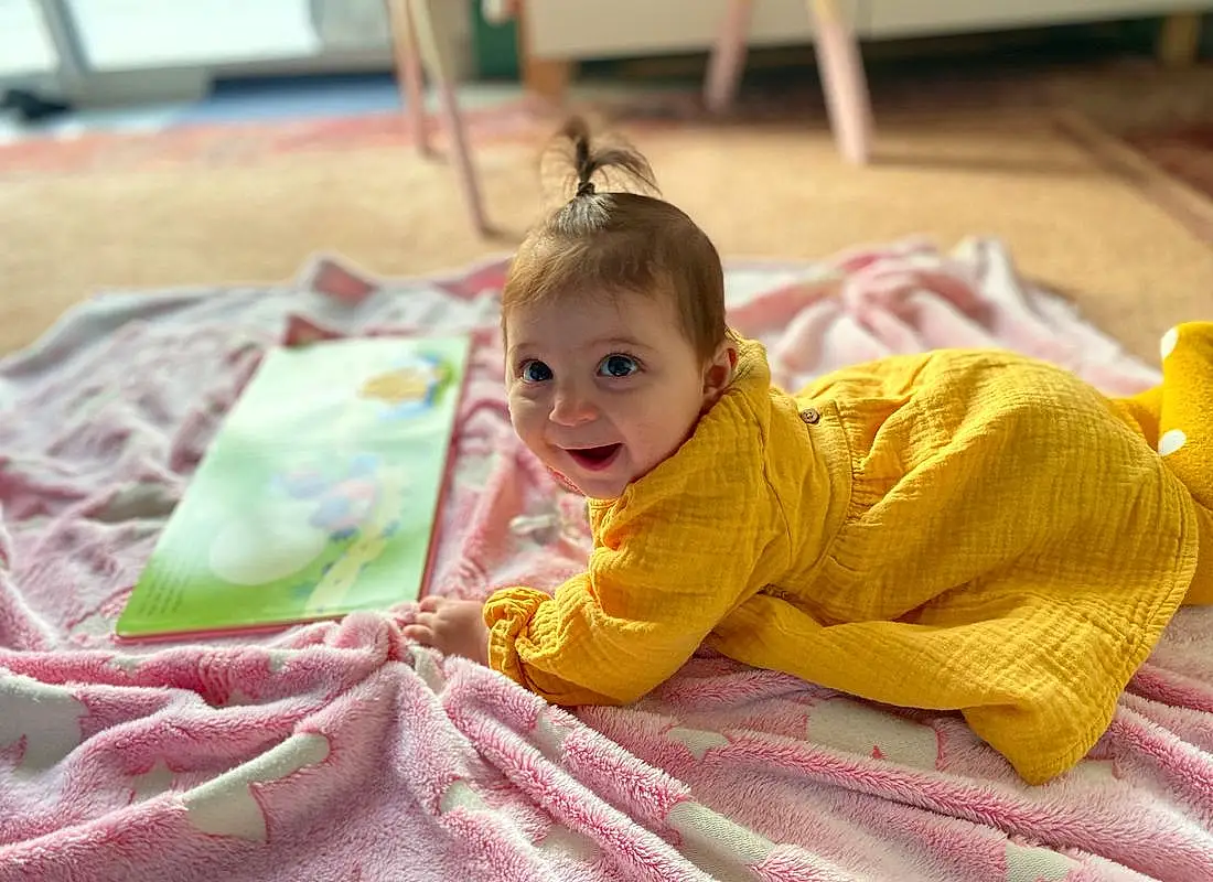 Visage, Joue, Peau, Sourire, Head, Tummy Time, Comfort, Baby & Toddler Clothing, Yellow, Happy, Baby, Rose, Bambin, Bois, Magenta, Crawling, Linens, Leisure, Enfant, Personne