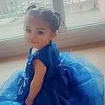 Sourire, Dress, Sleeve, Textile, Jouets, One-piece Garment, Day Dress, Electric Blue, Baby & Toddler Clothing, Fashion Design, Formal Wear, Waist, Enfant, Pattern, Assis, Plastic, Doll, Bridal Accessory, Fashion Accessory, Fun, Personne