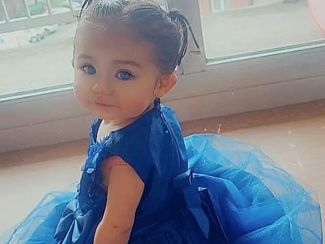 Sourire, Dress, Sleeve, Textile, Jouets, One-piece Garment, Day Dress, Electric Blue, Baby & Toddler Clothing, Fashion Design, Formal Wear, Waist, Enfant, Pattern, Assis, Plastic, Doll, Bridal Accessory, Fashion Accessory, Fun, Personne