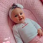 Peau, Lip, Hand, Sourire, Facial Expression, Blanc, Baby & Toddler Clothing, Comfort, Rose, Happy, Baby, Headgear, Chapi Chapo, Finger, Bambin, Magenta, Enfant, Thigh, Baby Sleeping, Cap, Personne, Headwear