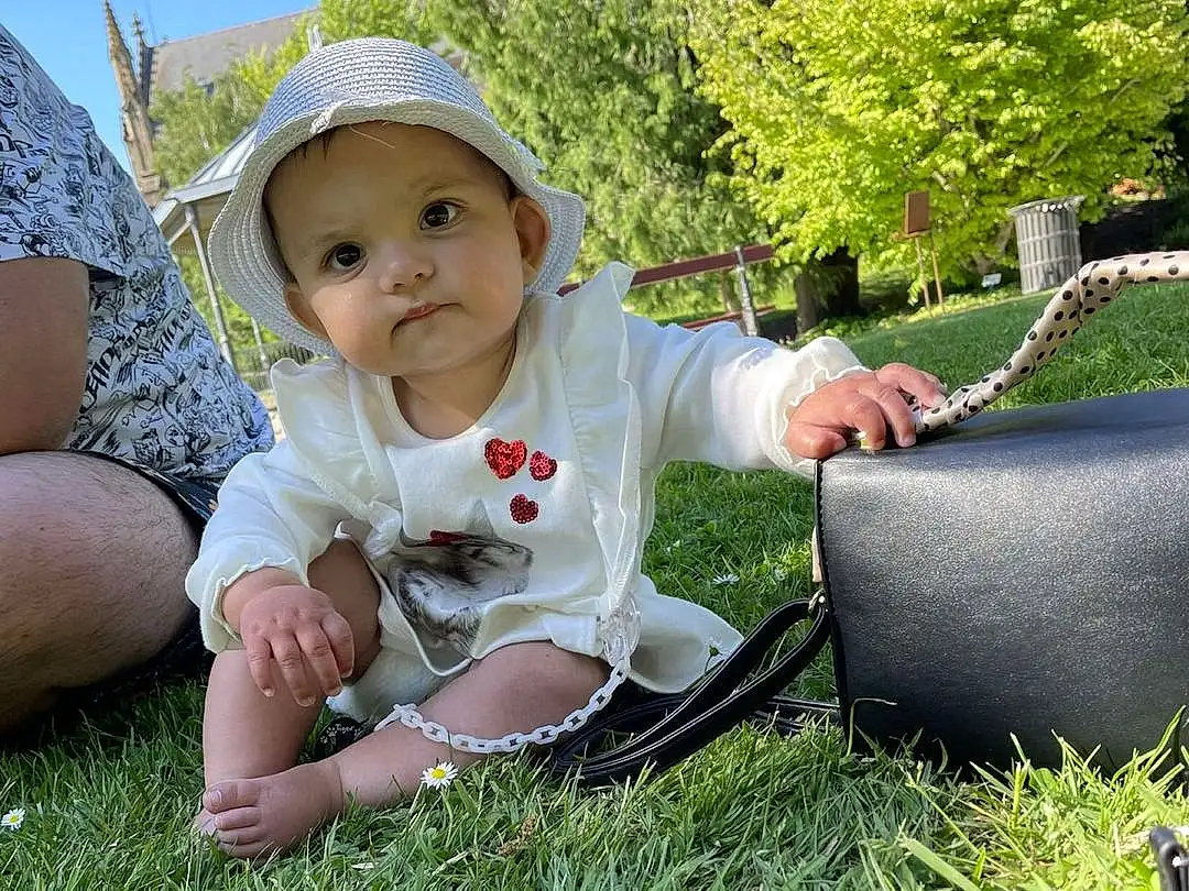 Plante, People In Nature, Botany, Arbre, Chapi Chapo, Herbe, Sun Hat, Sunlight, Happy, Ciel, Leisure, Baby, Grassland, Bambin, Baby & Toddler Clothing, Fun, Meadow, Pelouse, Recreation, Personne, Headwear