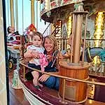 Sourire, Outdoor Recreation, Leisure, Boat, Recreation, Fun, Bambin, Amusement Ride, Carousel, Event, Happy, Boats And Boating--equipment And Supplies, Aire de jeux, Nonbuilding Structure, Parc d'attractions, Naval Architecture, T-shirt, Water Transportation, Vrouumm, Tourist Attraction, Personne, Joy