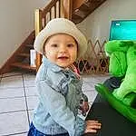 Head, Peau, Sourire, VÃªtements dâ€™extÃ©rieur, Facial Expression, Blanc, Green, Sleeve, Baby & Toddler Clothing, Comfort, Bambin, Happy, Enfant, Television, Fun, Baby, Plaid, Pattern, Picture Frame, Personne, Headwear