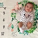 Sourire, Sleeve, Happy, Font, Baby & Toddler Clothing, Baby, Pattern, Bambin, Enfant, Circle, Herbe, People In Nature, Illustration, Graphics, Linens, T-shirt, Laugh, Number, Personne, Joy