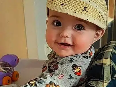 Joue, Sourire, Tartan, Sleeve, Cap, Headgear, Baby & Toddler Clothing, Bambin, Baby, Happy, Enfant, Plaid, Chapi Chapo, Pattern, Room, Fashion Accessory, Fun, Assis, Baby Products, T-shirt, Personne, Headwear