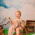 Sourire, Yeux, Happy, People In Nature, Baby, Herbe, Faon, Shorts, Bois, Bambin, Flash Photography, Art, Foot, Fun, Enfant, Assis, Vintage Clothing, Leisure, Barefoot, Room, Personne, Joy