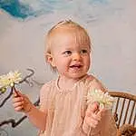 Joue, Peau, Hand, Sourire, Bras, Facial Expression, Cloud, Plante, Happy, Baby & Toddler Clothing, Iris, Gesture, Dress, Fleur, Rose, Herbe, Finger, Baby, Bambin, Fun, Personne, Joy
