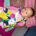 Clothing, Joue, Baby & Toddler Clothing, Sleeve, Finger, Rose, Happy, Comfort, Bambin, Enfant, Baby, Beauty, Fun, Nail, Baby Products, Pattern, Linens, Thigh, Personne