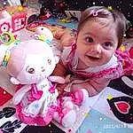 Joue, Sourire, Photograph, Textile, Rose, Baby & Toddler Clothing, Happy, Jouets, Baby, Souvenir, Bambin, Event, Enfant, Fun, Holiday, Magenta, Stuffed Toy, Carmine, Personne