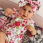 Peau, Head, Sourire, Photograph, Facial Expression, Jambe, Blanc, Human Body, Dress, Baby & Toddler Clothing, Textile, Sleeve, Happy, Rose, Yellow, Cap, Red, Thigh, Baby, Personne, Headwear