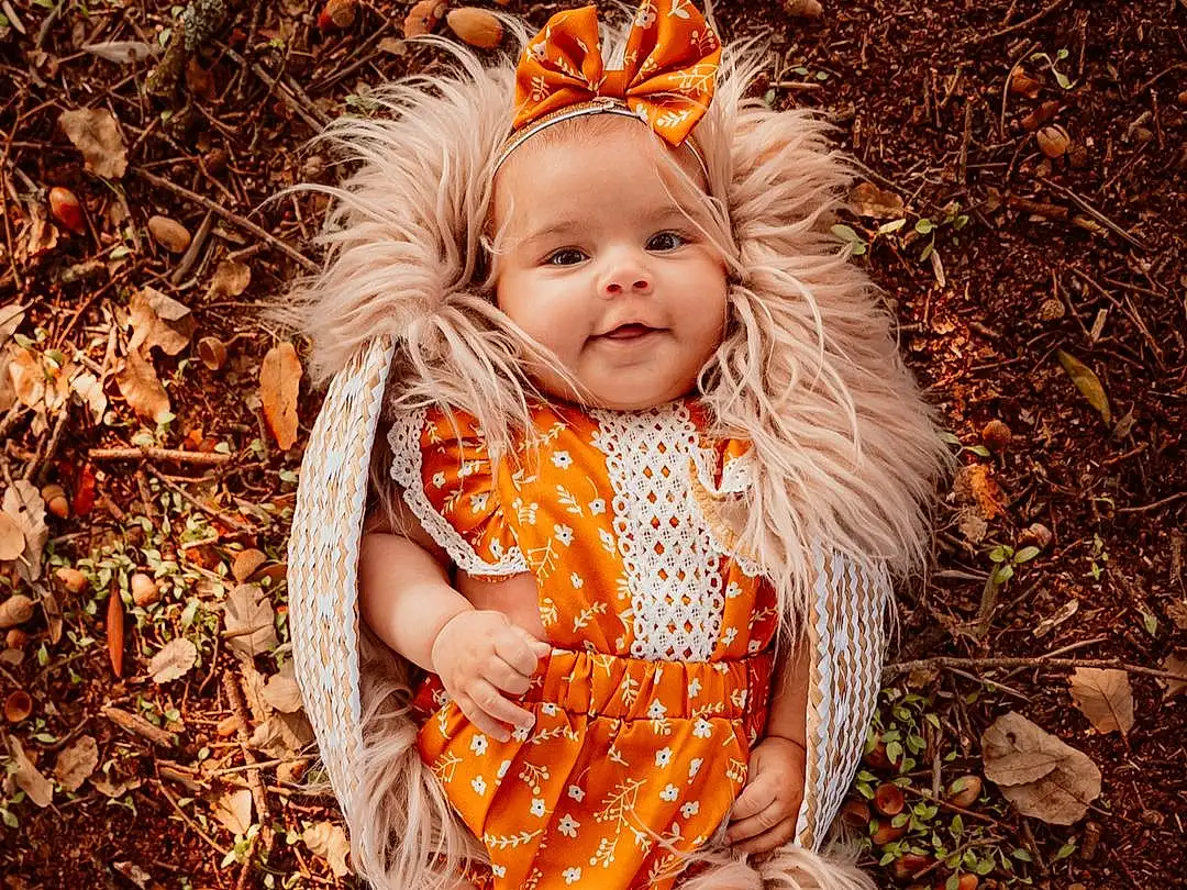 Visage, Plante, People In Nature, Dress, Leaf, Human Body, Botany, Baby & Toddler Clothing, Happy, Arbre, Herbe, Faon, Baby, Bambin, Bois, Sourire, Human Leg, Foot, Personne