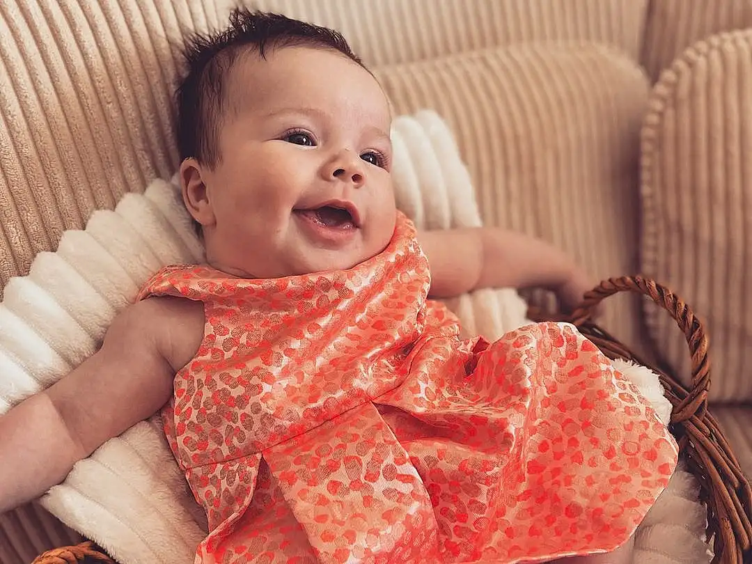 Joue, Peau, Lip, Sourire, Yeux, Facial Expression, Comfort, Baby & Toddler Clothing, Baby, Textile, Sleeve, Orange, Iris, Dress, Rose, Bambin, Happy, Enfant, Chair, Personne