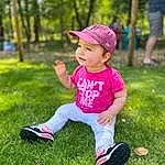 Footwear, Shoe, Shorts, Plante, Sourire, Chapi Chapo, People In Nature, Happy, Herbe, Cap, Rose, Bambin, Leisure, Fun, Baby & Toddler Clothing, Baseball Cap, Sneakers, People, Arbre, Recreation, Personne, Headwear
