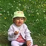 Fleur, Plante, People In Nature, Leaf, Botany, Baby, Baby & Toddler Clothing, Sun Hat, Herbe, Petal, Rose, Chapi Chapo, Headgear, Bambin, Summer, Happy, Groundcover, Meadow, Leisure, Grassland, Personne, Headwear
