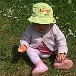 Plante, Hand, People In Nature, Chapi Chapo, Herbe, Sun Hat, Cap, Fleur, Happy, Bambin, Baby & Toddler Clothing, Groundcover, Baby, Pelouse, Grassland, Fun, Petal, Baseball Cap, Assis, Personne, Headwear