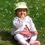 Visage, Fleur, Sourire, Plante, People In Nature, Sun Hat, Botany, Chapi Chapo, Leaf, Baby & Toddler Clothing, Happy, Herbe, Petal, Baby, Rose, Bambin, Cap, Costume Hat, Meadow, Personne, Headwear