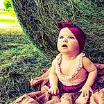 Coiffure, People In Nature, Leaf, Baby & Toddler Clothing, Happy, Rose, Cool, Headgear, Herbe, Adaptation, Summer, Bambin, Baby, Tints And Shades, Beauty, Magenta, Art, Enfant, Fashion Accessory, Grassland, Personne, Headwear