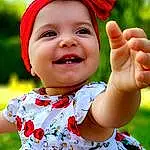 Visage, Peau, Sourire, Head, Hand, Photograph, Facial Expression, People In Nature, Happy, Baby & Toddler Clothing, Sleeve, Dress, Gesture, Rose, Finger, Bambin, Red, Enfant, Baby Laughing, Summer, Personne, Joy, Headwear