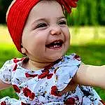 Clothing, Visage, Peau, Sourire, Lip, Photograph, Yeux, Plante, Facial Expression, Blanc, Dress, Green, People In Nature, Leaf, Baby & Toddler Clothing, Textile, Happy, Sleeve, Baby, Orange, Personne, Headwear
