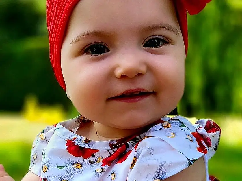 Peau, Sourire, Lip, Photograph, Yeux, Facial Expression, Blanc, People In Nature, Baby & Toddler Clothing, Cap, Dress, Sleeve, Happy, Plante, Rose, Bambin, Red, Herbe, Enfant, Beauty, Personne, Joy, Headwear