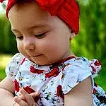 Visage, Peau, Lip, Photograph, Yeux, Dress, Baby & Toddler Clothing, Sleeve, People In Nature, Happy, Plante, Sourire, Rose, Cap, Bambin, Red, Herbe, Baby, Enfant, Chapi Chapo, Personne