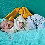 Visage, Peau, Head, Hand, Bras, Yeux, Comfort, Human Body, Baby Sleeping, Baby, Enfant, Bambin, Linens, Baby & Toddler Clothing, Bedding, Bedtime, Chapi Chapo, Herbe, Sieste, Room, Personne
