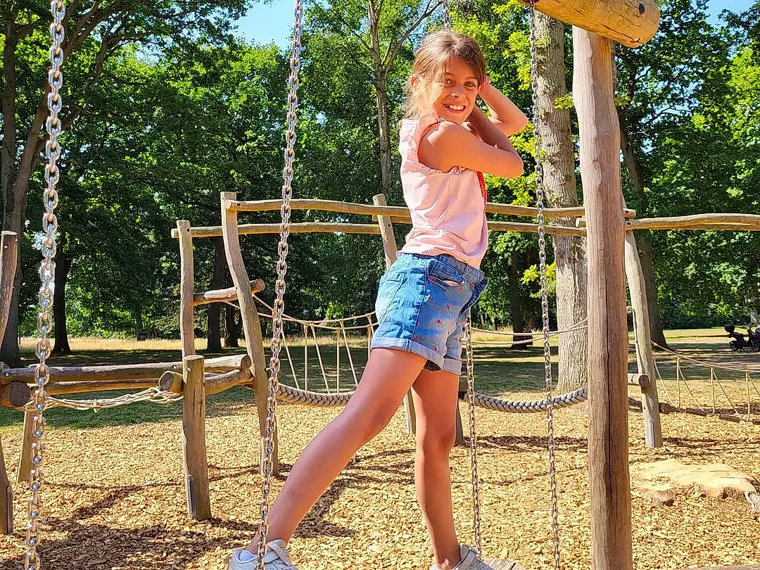 Jeans, Arbre, People In Nature, Shorts, Leisure, Recreation, Bois, Sneakers, Fun, Balance, Thigh, Human Leg, Elbow, Herbe, Outdoor Shoe, Outdoor Play Equipment, Metal, Knee, T-shirt, Physical Fitness, Personne, Joy