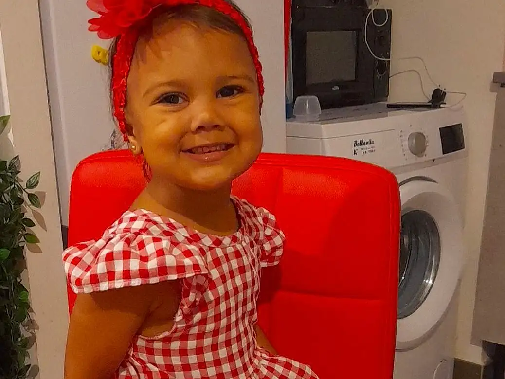 Peau, Sourire, Dress, Happy, Red, Clothes Dryer, Comfort, Bambin, Home Appliance, Beauty, Chair, Washing Machine, Thigh, Magenta, Room, Human Leg, Baby & Toddler Clothing, Fun, Personne, Joy