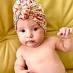 Visage, Joue, Peau, Head, Lip, Chin, Hand, Eyebrow, Facial Expression, Mouth, Cap, Neck, Stomach, Human Body, Happy, Finger, Baby & Toddler Clothing, Gesture, Baby, Rose, Personne, Headwear