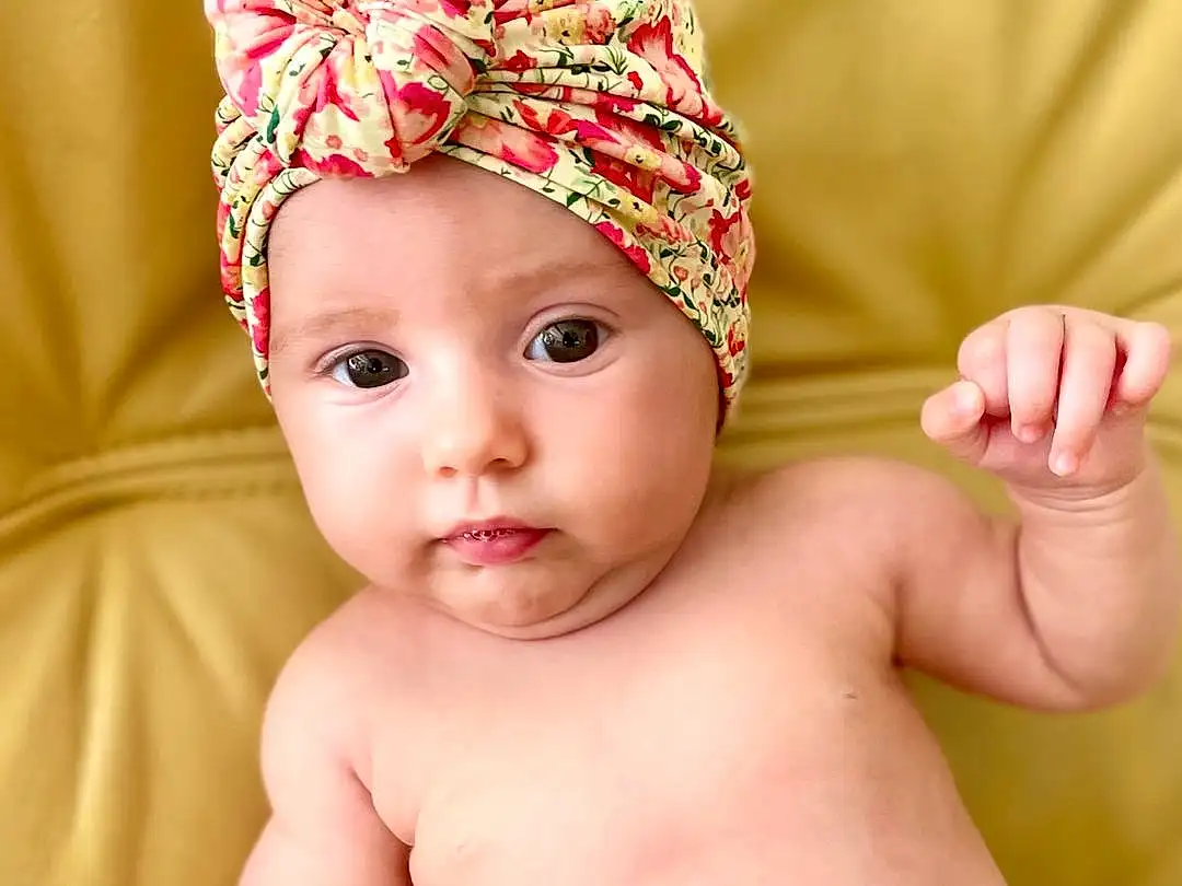 Visage, Joue, Peau, Head, Lip, Chin, Hand, Eyebrow, Facial Expression, Mouth, Cap, Neck, Stomach, Human Body, Happy, Finger, Baby & Toddler Clothing, Gesture, Baby, Rose, Personne, Headwear