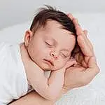 Nez, Joue, Peau, Lip, Hand, Shoulder, Comfort, Human Body, Neck, Flash Photography, Sleeve, Gesture, Baby, Baby & Toddler Clothing, Bambin, Linens, Happy, Baby Sleeping, Elbow, Assis, Personne