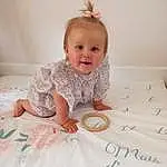 Peau, Bras, Facial Expression, Sleeve, Happy, Baby & Toddler Clothing, Gesture, Rose, Bambin, Baby, Pattern, Sourire, Enfant, Comfort, Peach, Fashion Accessory, Room, Embellishment, Baby Products, Portrait Photography, Personne