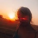 Head, Ciel, People In Nature, Flash Photography, Eyewear, Happy, Vision Care, Arbre, Body Of Water, Astronomical Object, Dusk, Herbe, Horizon, Black Hair, Grassland, Lens Flare, Sunset, Landscape, Sun, Tints And Shades, Personne, Under Exposed