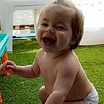 Sourire, Herbe, Bambin, Finger, Happy, Thumb, Fun, Leisure, Baby, Enfant, Thigh, Chest, Recreation, Human Leg, Foot, Barefoot, Vacation, Play, Assis, Personne
