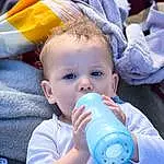 Visage, Baby Bottle, Joue, Peau, Eau, Blanc, Bleu, Drinkware, Happy, Yellow, Plastic Bottle, Bambin, Enfant, Bottle, Water Bottle, Baby, Event, Drinking, Electric Blue, Fun, Personne