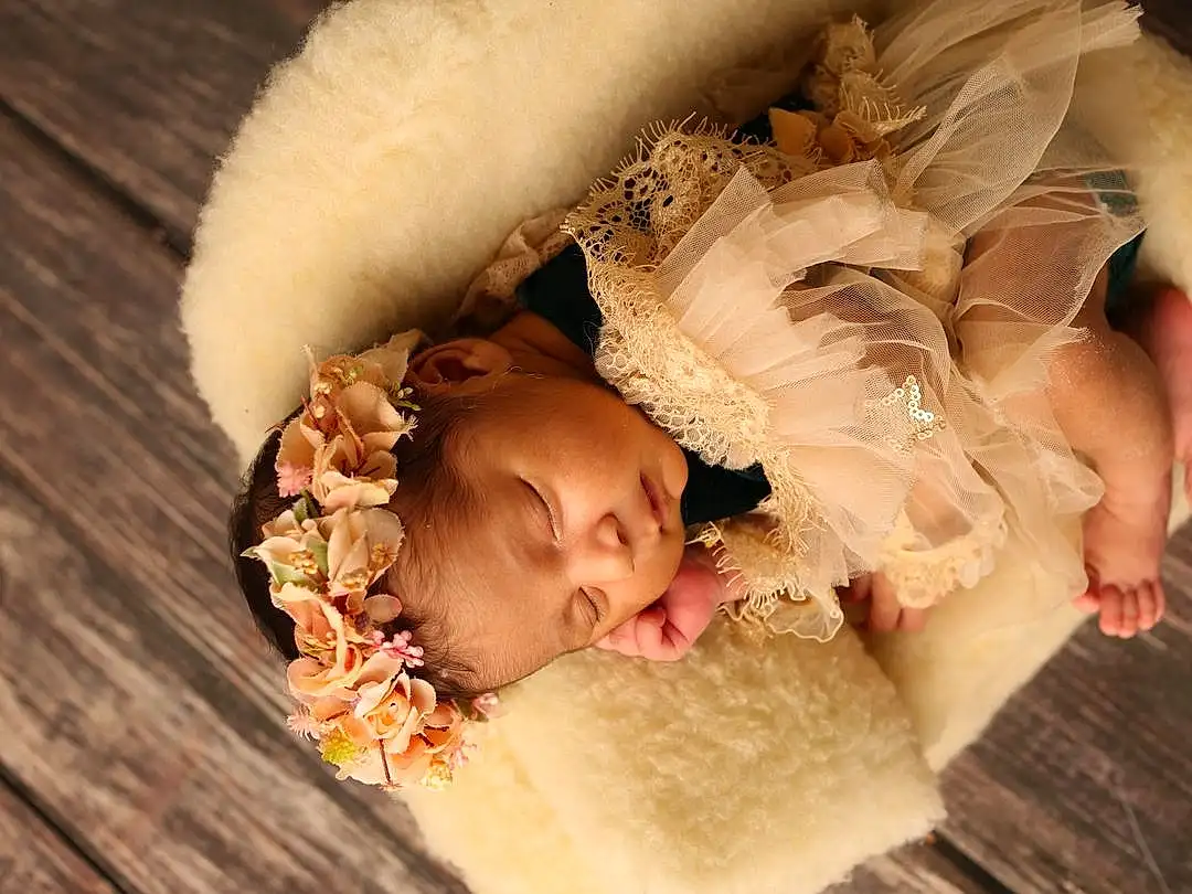 Head, Peau, Yeux, Comfort, Baby & Toddler Clothing, Flash Photography, Baby Sleeping, Bois, Happy, Baby, Faon, Headgear, Bambin, Headpiece, Hair Accessory, Linens, Bed, Poil, Bedtime, Enfant, Personne