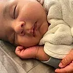 Nez, Joue, Peau, Hand, Comfort, Human Body, Finger, Gesture, Baby, Baby & Toddler Clothing, Thumb, Eyelash, Bambin, Nail, Baby Sleeping, Enfant, Happy, Sleeve, Pattern, Bedtime, Personne