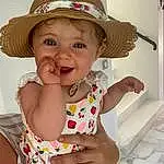 Visage, Joue, Peau, Sourire, Head, Lip, Bras, Mouth, Blanc, Baby, Baby & Toddler Clothing, Happy, Chapi Chapo, Sleeve, Yellow, Finger, Rose, Bambin, Fun, Enfant, Personne, Headwear